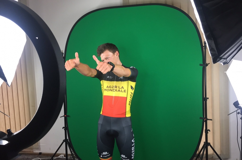 Tour de France : Oliver Naesen présente son maillot de champion de Belgique