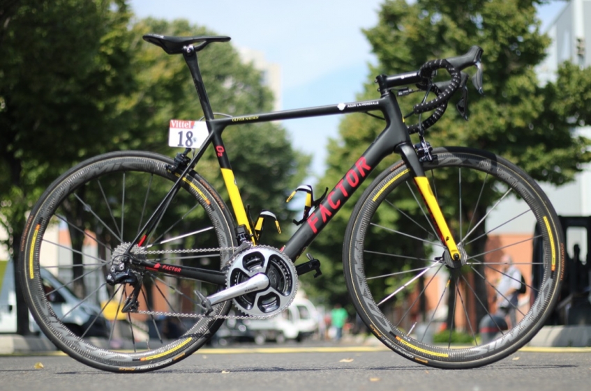 Tour de France : Oliver Naesen sur les champs avec un vélo aux couleurs de la Belgique