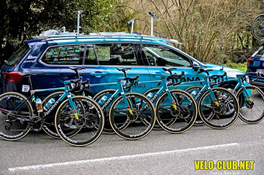 Astana Qazaqstan Team dévoile son maillot 2022