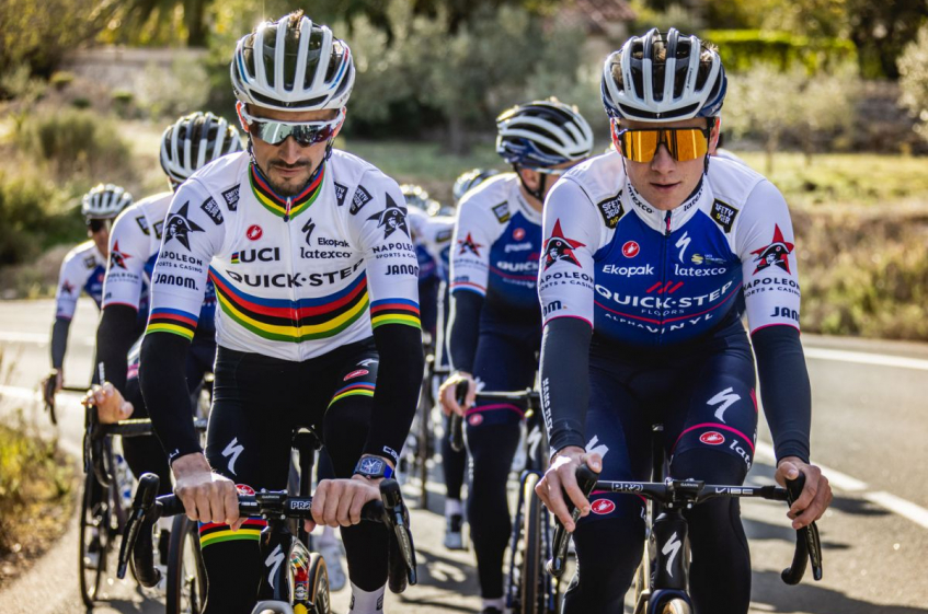 Quick Step Alpha Vinyl devoile le nouveau maillot d Alaphilippe et Evenepoel