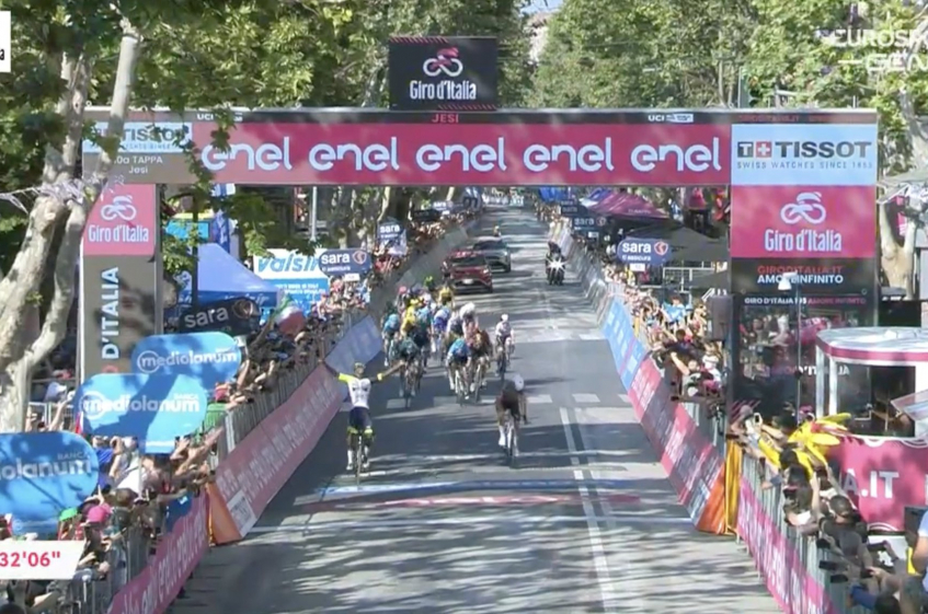 Tour d'Italie : la victoire de Biniam Ghirmay en vidéo