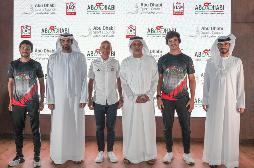 Deux jeunes coureurs émiratis avec UAE Team Emirates lors d'un camp d'entraînement