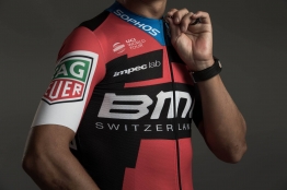 Equipement : BMC Racing Team dévoile son maillot pour la saison 2018