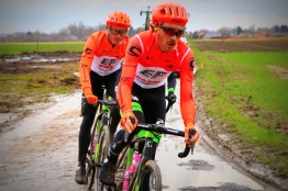 EF Education First prolonge Mitchell Docker