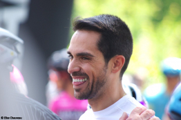 Alberto Contador met un vélo aux enchères pour la Croix Rouge