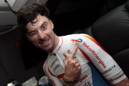 Team Total Energies dévoile son nouveau maillot