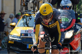 Wout Van Aert met en vente des cartes signées numériques