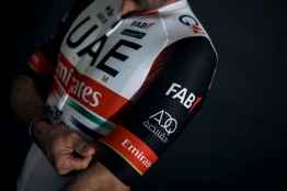 UAE Team Emirates présente son maillot 2022