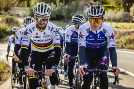 Quick Step Alpha Vinyl dévoile le nouveau maillot d'Alaphilippe et Evenepoel