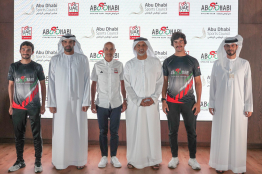 Deux jeunes coureurs émiratis avec UAE Team Emirates lors d'un camp d'entraînement