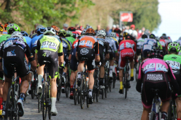 Faut-il instaurer un système de cartons pour les coureurs en cas de comportement dangereux?